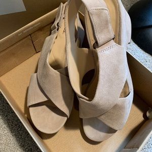 NWT Size 9 Clarks Nude Suede sandal heel
